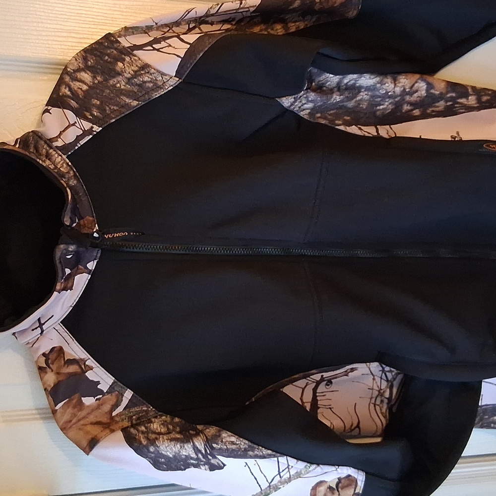 Yukon Gear Mossy Oak Women's Black and Pink Camouflage Sleeves Zip Front Jacket